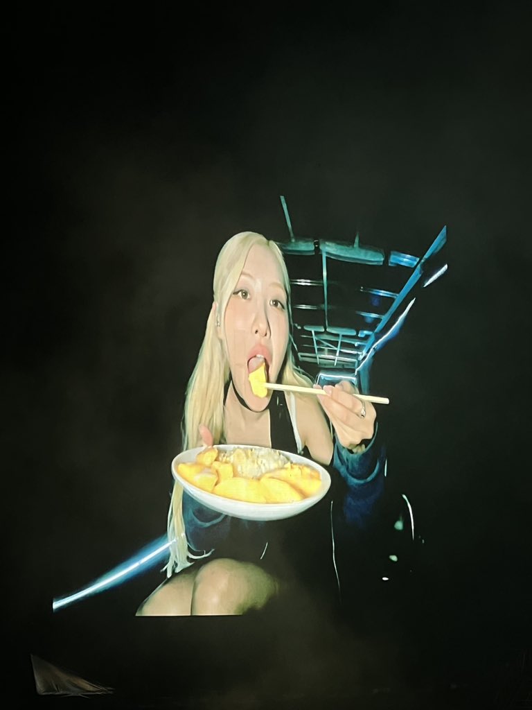 ชีกินมะม่วงกับตะเกียบ55555555

 #DEADLINE_IN_BANGKOK