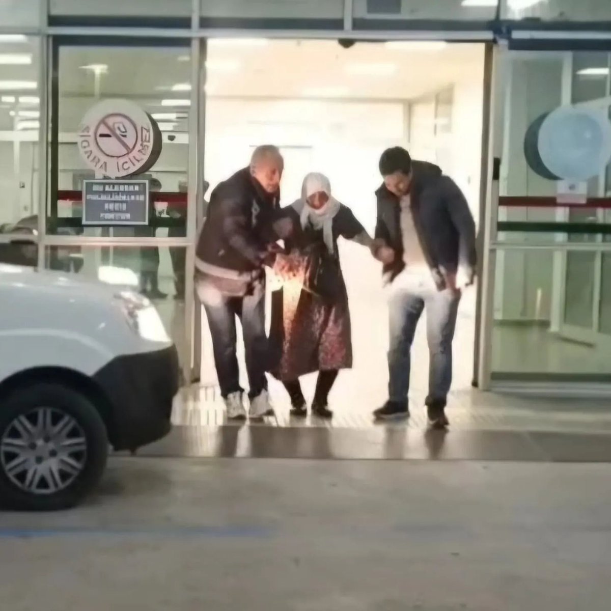 darkwebhaber's tweet photo. Çorum'da 85 yaşındaki kadın, ailesi tarafından hastanede terk edildi.

Yapılan aramalara rağmen yakınları tarafından alınmayan yaşlı kadın, huzurevine yerleştirildi. https://t.co/X9rTati0bg