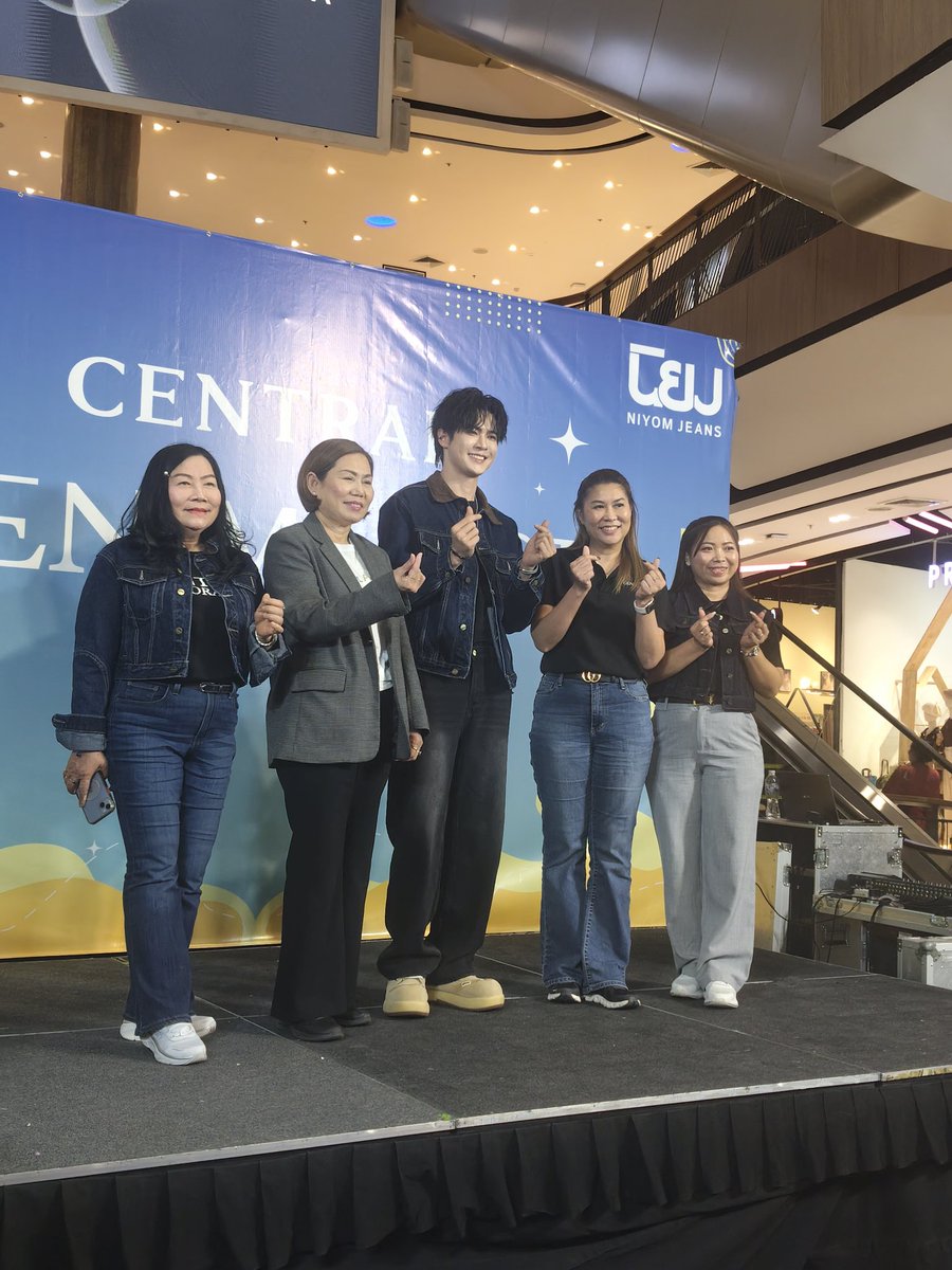 Kan18W's tweet photo. ขอบคุณผู้บริหารนะคะ ที่ได้จัดกิจกรรม DENIM FEST NIYOMJEANS ที่ทำให้พวกเราได้มาเจอกับพี่บิลลี่วันนี้🙏

#bbil1ypn #star1ight https://t.co/pk1HrL8oFc