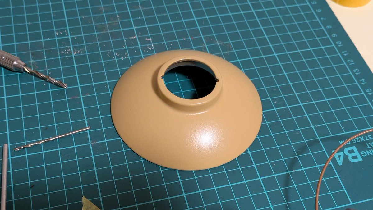 mstmst37's tweet image. ランタンの傘がね、
複数のジュースのアルミ缶を金切りバサミでカットしていろんな色のパッチワーク的なパンクな感じでトンテンカンテン成形とか考えてたんだけど
ま、いきなりワンオフきついので既製品ゴールゼロ用の傘を用意してみた。
#mst7号
