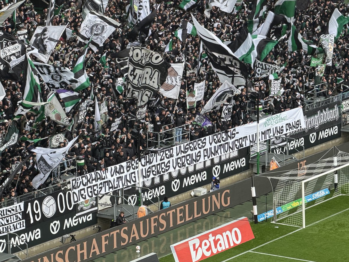 Vor dem Anpfiff gibt es vor der Nordkurve noch ein weiteres Statement. #BMGFCB