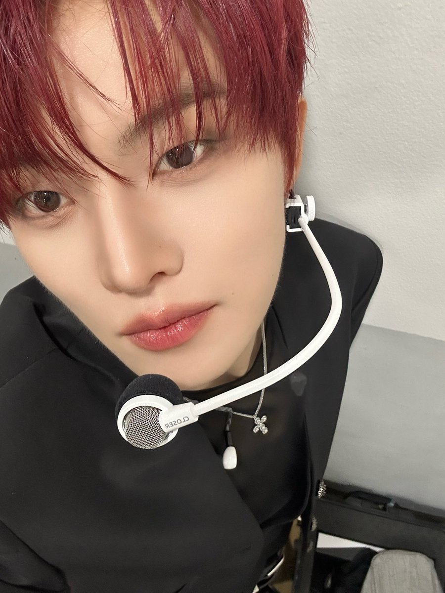 뉴 웨이브 아티스트상 받았어요 클로저!! 오늘 힘을 많이 받아서 3집 컴백 더 멋있게 할 수 있을 거 같아요! 고맙고 사랑해요 클로저!!

#전민욱 #JEONMINWOOK 
#CLOSEYOUREYES #클로즈유어아이즈
#클유아 #CYE