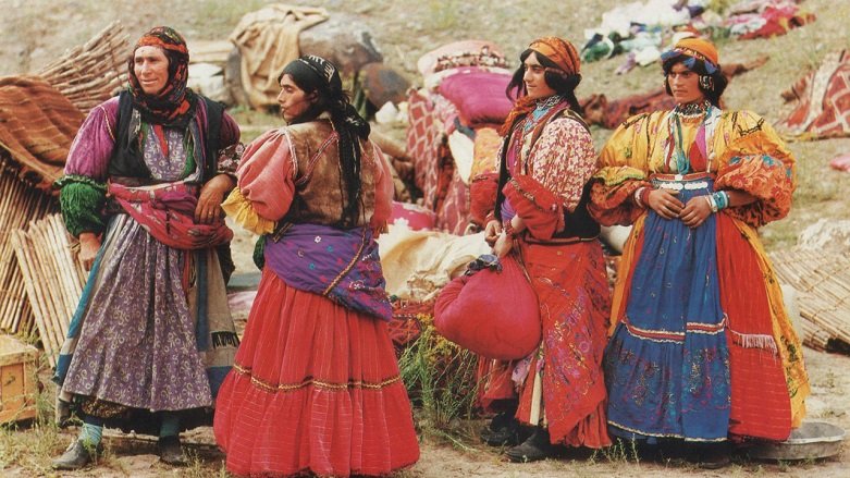 Kürt kadını tarihin hiçbir döneminde kara çarşaflara bürünmemiştir. Kara çarşaf, radikal selefi/halefi grupların kültürüdür. Aramızdaki IŞİD ve Hizbullah gibi ruh hastası grupların dışarıdan ithal edip Kürt kadınına dayatmaya çaliştiği bir karanlıktır.
#Kürd #Kürdistan