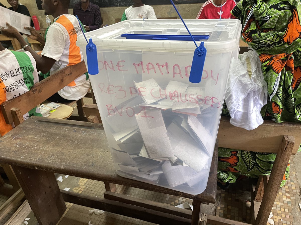 À quelques kilomètres du Plateau, dans une commune plus populaire d’Abidjan , les urnes du collège Koné Mamadou d’Attécoubé - où les opérations ont débuté à l’heure, assure-t-on sur place - se remplissent lentement mais sûrement. #cotedivoire #Presidentielle2025 <a href="/RFI/">RFI</a> <a href="/RFIAfrique/">RFI Afrique</a>