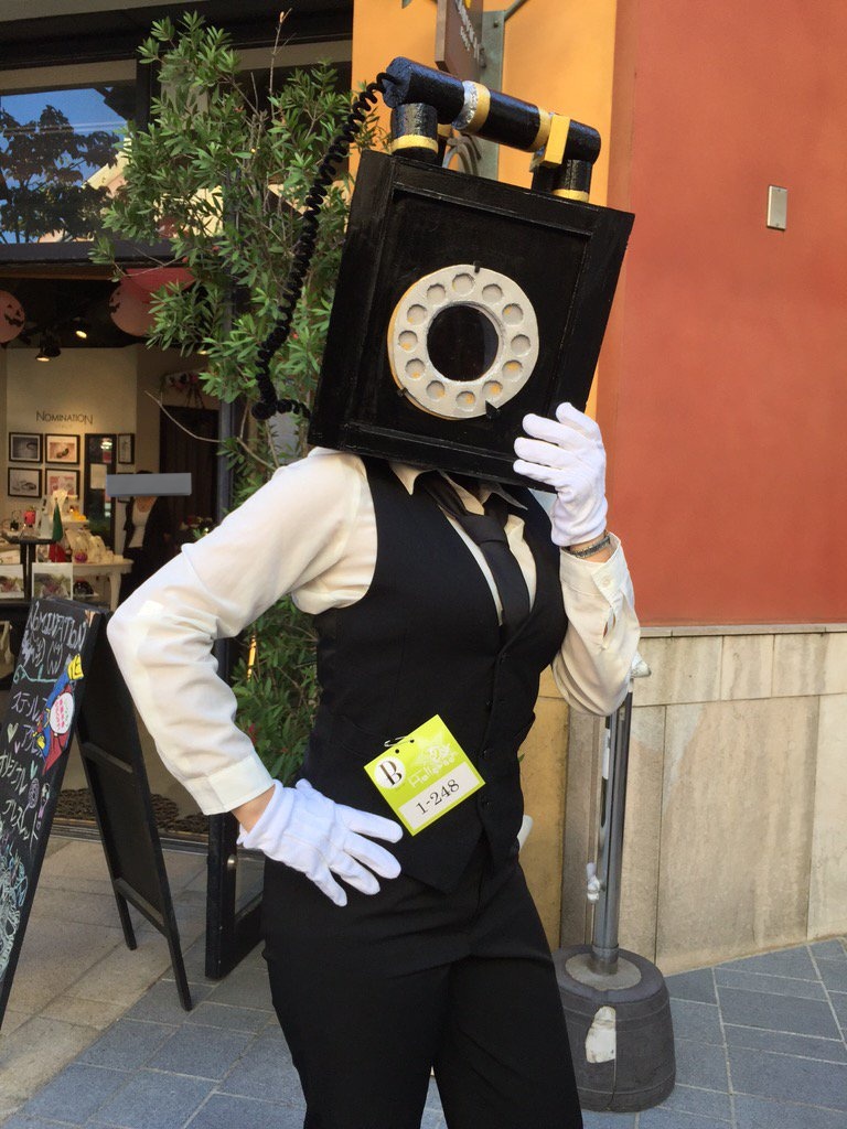 なんやかんや。
色々創作云々やりはじめて10年経ちました。初めての異形頭はアンティーク黒電話。
ポーズもぎこちないLadyでしたね。
今となっては仮装の他に、色々なことをやらせてもらっていますが私の原点はここからでした。

今年はお祝いできないけれど、来年待っててね。