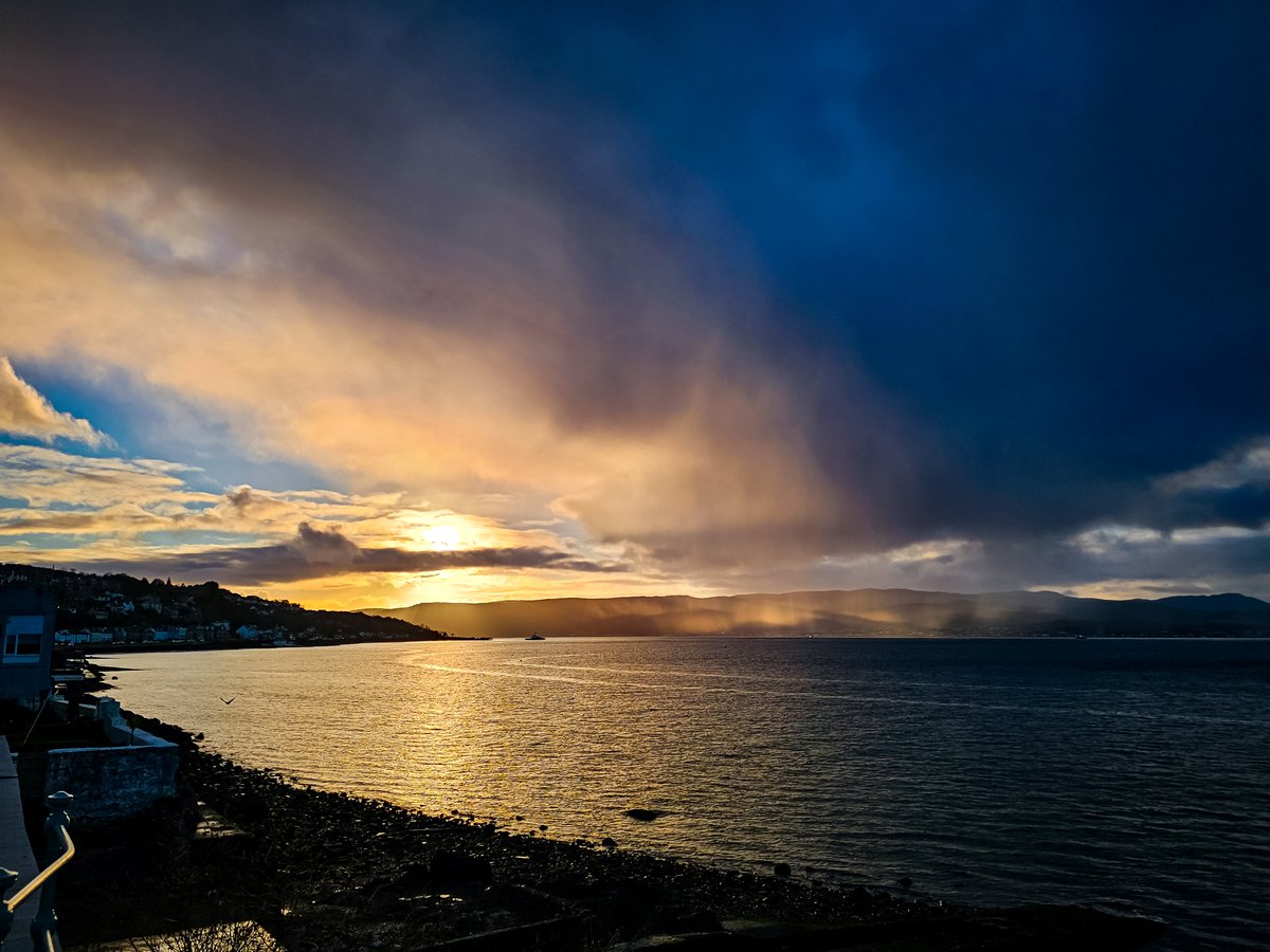 StephenAHenry's tweet image. When the last of the Sunset rays, strike the rain as it fall on the hills around Dunoon.

As seen from the outside Lido in Gourock, on the West Coast of Scotland.

#WestIsBest #Dunoon #Sunset #Rain #Gourock #Scotland