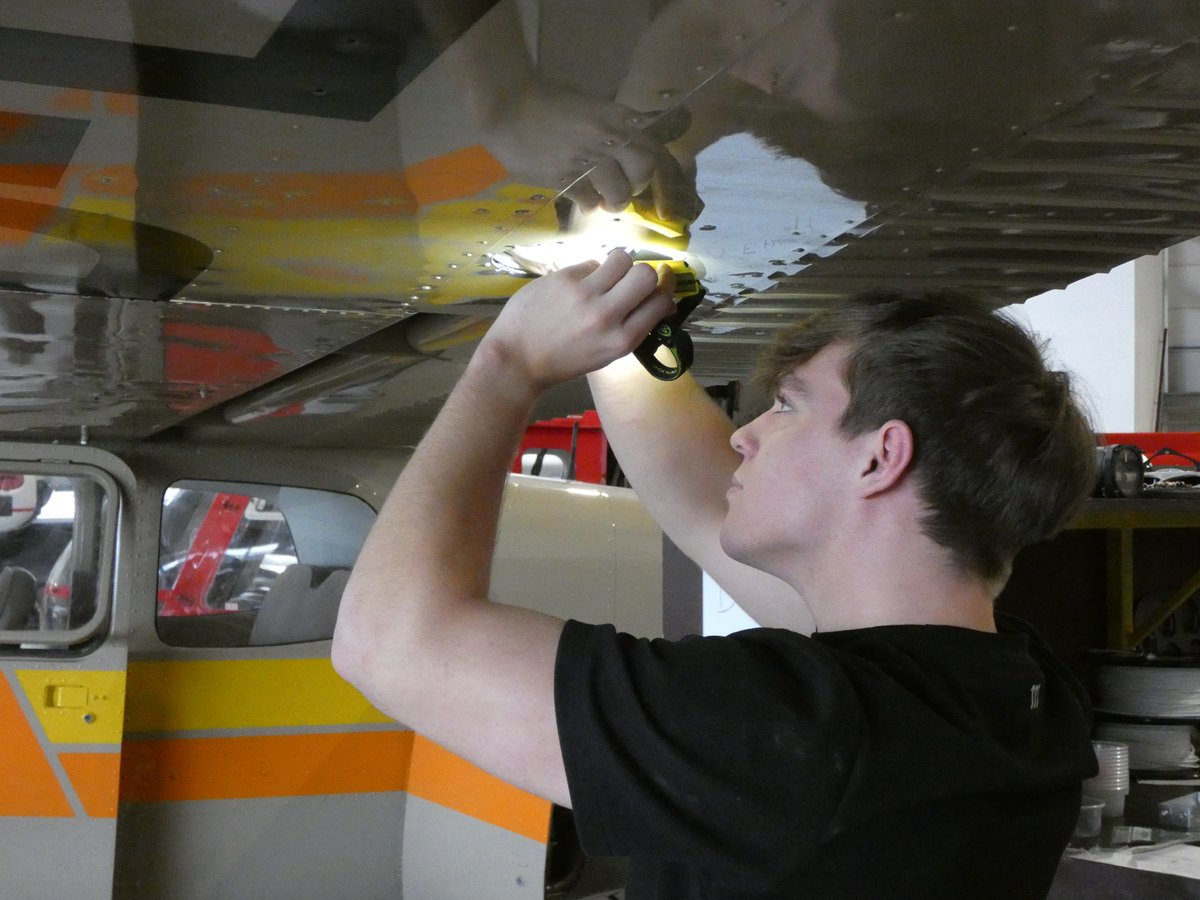 We hebben een nieuwe top-stagiair gevonden, die ervoor koos te werken in de kleine luchtvaart. Hij leert bij AMN een (echte) bedrijfscultuur kennen en de ´puntjes op de i´ van zijn studie te zetten.
Welkom en veel succes, David!