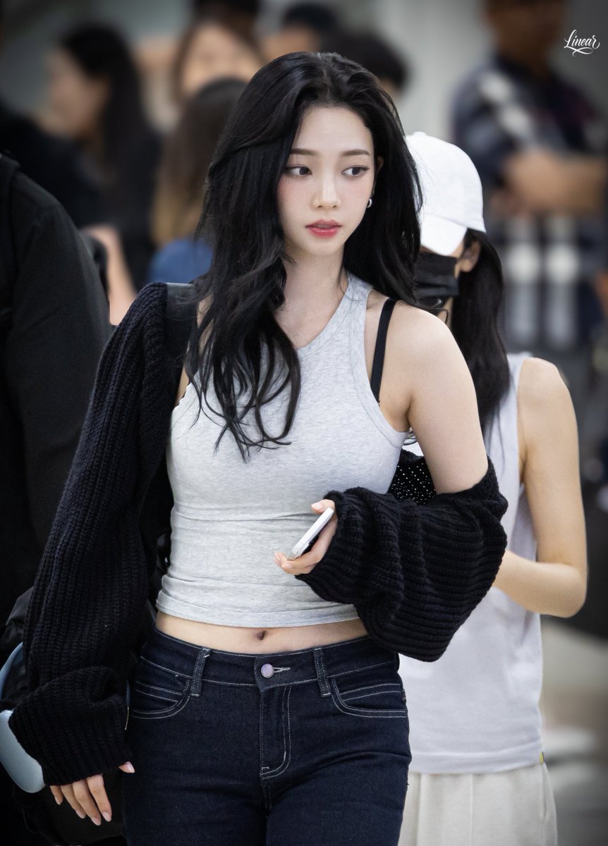 hourlykrn's tweet image. OMG KARINA IS SO PRETTY!!!