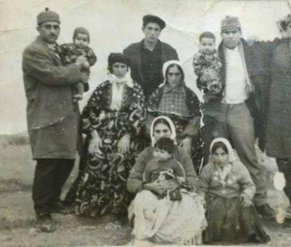 Kürt kadını tarihin hiçbir döneminde kara çarşaflara bürünmemiştir. Kara çarşaf, radikal selefi/halefi grupların kültürüdür. Aramızdaki IŞİD ve Hizbullah gibi ruh hastası grupların dışarıdan ithal edip Kürt kadınına dayatmaya çaliştiği bir karanlıktır.
#Kürd #Kürdistan