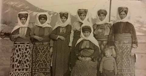 Kürt kadını tarihin hiçbir döneminde kara çarşaflara bürünmemiştir. Kara çarşaf, radikal selefi/halefi grupların kültürüdür. Aramızdaki IŞİD ve Hizbullah gibi ruh hastası grupların dışarıdan ithal edip Kürt kadınına dayatmaya çaliştiği bir karanlıktır.
#Kürd #Kürdistan