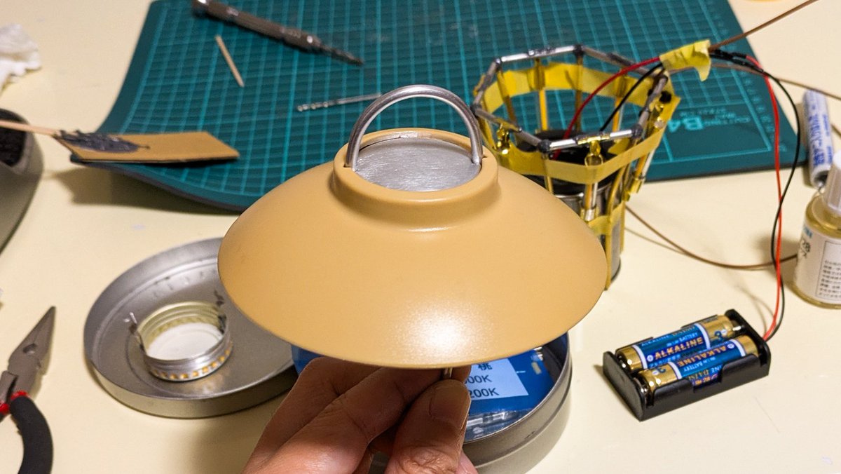mstmst37's tweet image. 缶コーヒーの蓋をピンバイスで穴を空けーの
さっき曲げたアルミパイプ通しーの
ゴールゼロの頭とシンデレラフィットwww
#mst7号