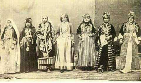 Kürt kadını tarihin hiçbir döneminde kara çarşaflara bürünmemiştir. Kara çarşaf, radikal selefi/halefi grupların kültürüdür. Aramızdaki IŞİD ve Hizbullah gibi ruh hastası grupların dışarıdan ithal edip Kürt kadınına dayatmaya çaliştiği bir karanlıktır.
#Kürd #Kürdistan