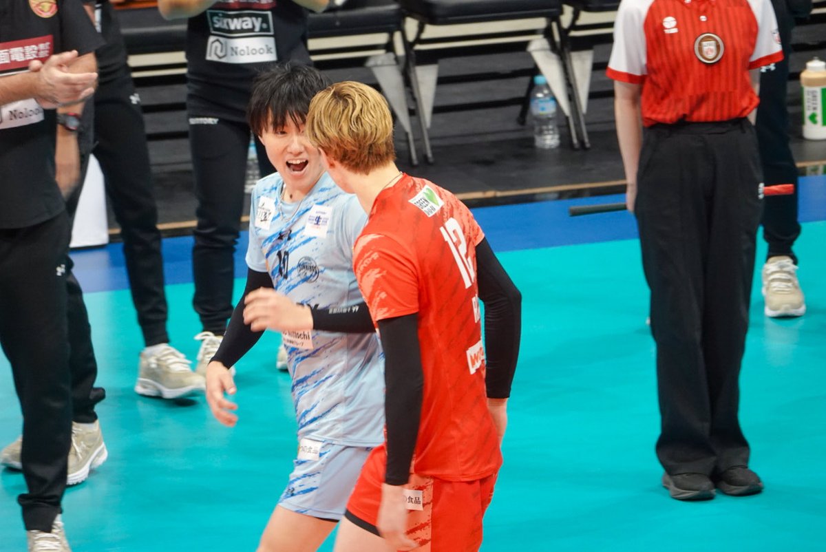 chama_vb's tweet photo. 小川さんご機嫌でかわいい^^

2025.10.25 開幕戦🔵🐥
📍GLION ARENA KOBE

 #SVリーグ
 #サントリーサンバーズ大阪
 #小川智大 選手
 #髙橋藍 選手 https://t.co/TGFABFEcQs