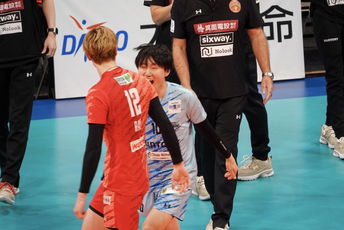 chama_vb's tweet photo. 小川さんご機嫌でかわいい^^

2025.10.25 開幕戦🔵🐥
📍GLION ARENA KOBE

 #SVリーグ
 #サントリーサンバーズ大阪
 #小川智大 選手
 #髙橋藍 選手 https://t.co/TGFABFEcQs