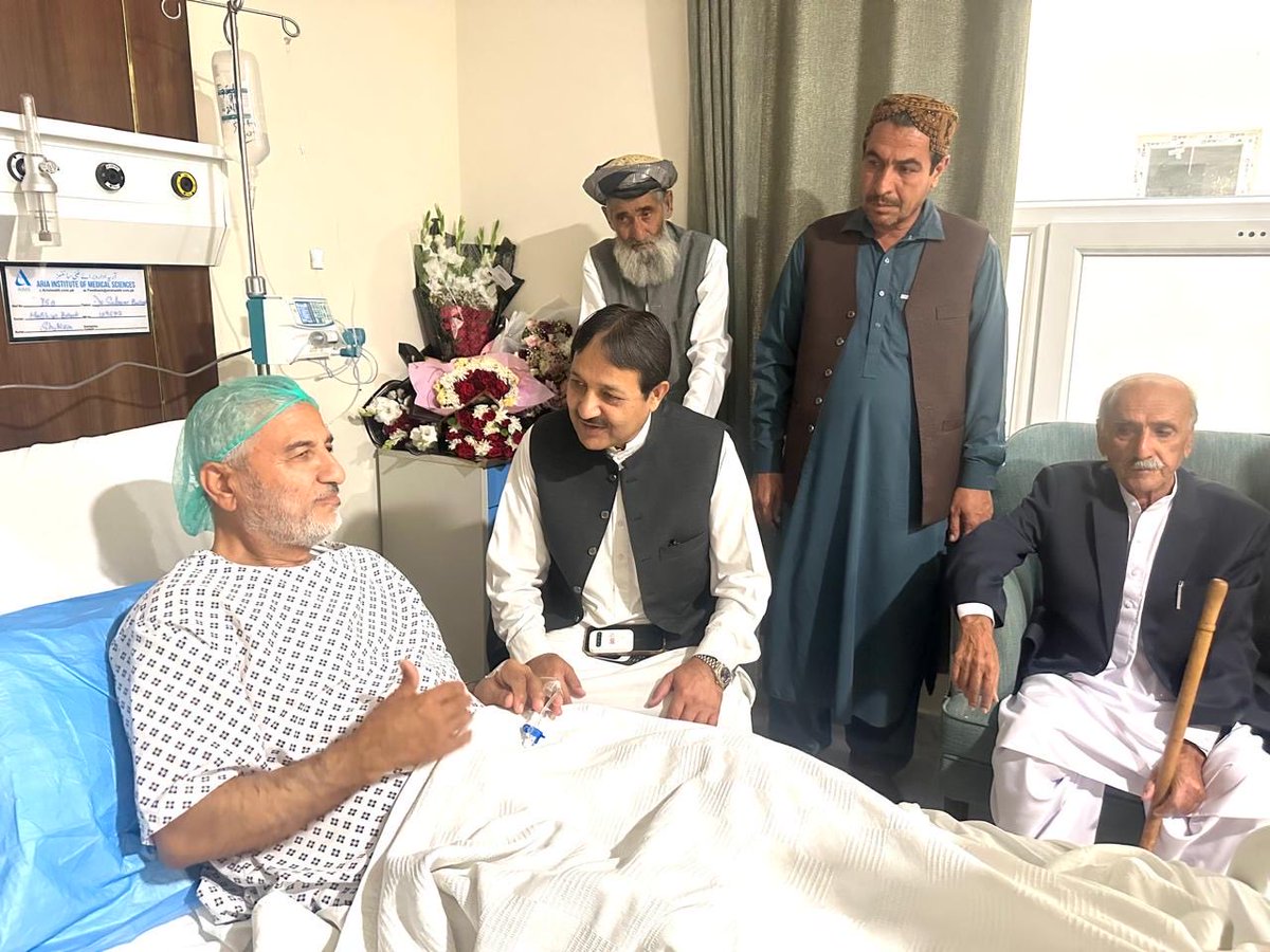 ZayraiPKNAP's tweet image. پشتونخوا نېشنل عوامی پارټې صوباې صدر  نصراللہ  خان زېرې ضلع معاون سېکېټری اکبر کلېوال صوباې کمېټې غړې ګل محمد افغان ملګرې اجمل خان ناصر او ملګرو نن د ډاکټر سلېم خان بړېچ د ناروغی پوشتنه وکړه