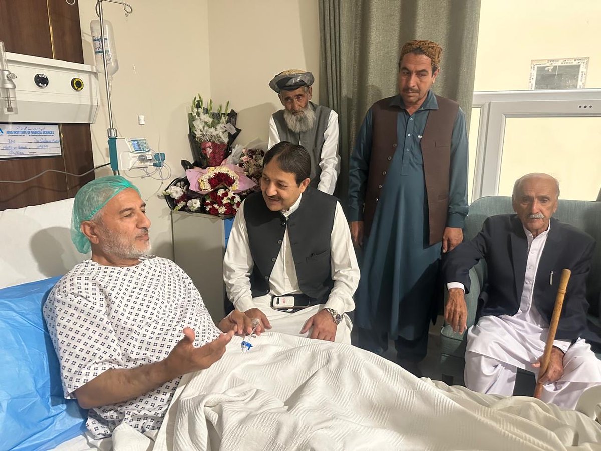 ZayraiPKNAP's tweet image. پشتونخوا نېشنل عوامی پارټې صوباې صدر  نصراللہ  خان زېرې ضلع معاون سېکېټری اکبر کلېوال صوباې کمېټې غړې ګل محمد افغان ملګرې اجمل خان ناصر او ملګرو نن د ډاکټر سلېم خان بړېچ د ناروغی پوشتنه وکړه