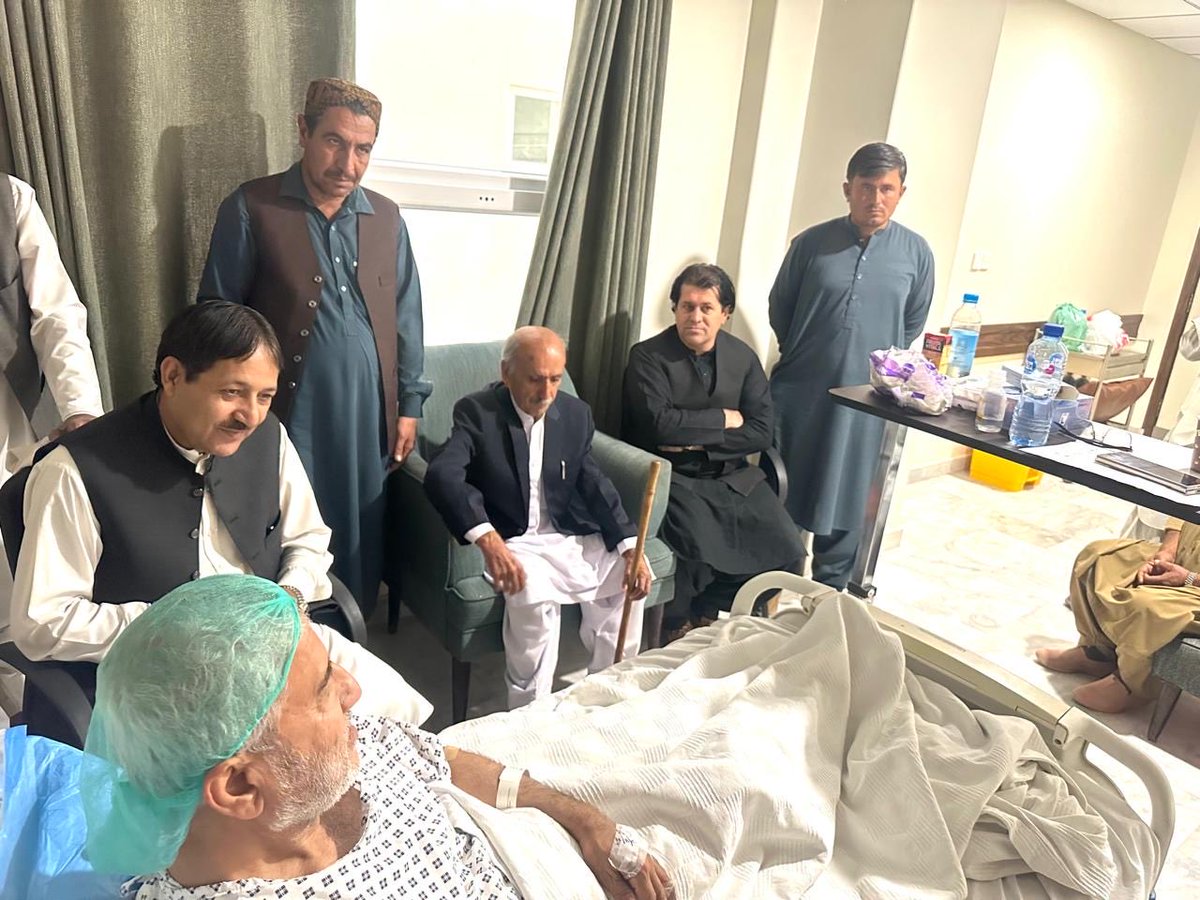 ZayraiPKNAP's tweet image. پشتونخوا نېشنل عوامی پارټې صوباې صدر  نصراللہ  خان زېرې ضلع معاون سېکېټری اکبر کلېوال صوباې کمېټې غړې ګل محمد افغان ملګرې اجمل خان ناصر او ملګرو نن د ډاکټر سلېم خان بړېچ د ناروغی پوشتنه وکړه