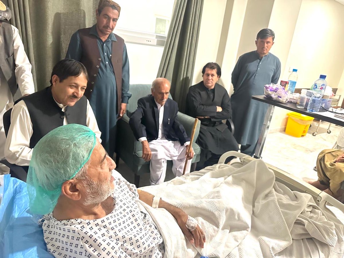 ZayraiPKNAP's tweet image. پشتونخوا نېشنل عوامی پارټې صوباې صدر  نصراللہ  خان زېرې ضلع معاون سېکېټری اکبر کلېوال صوباې کمېټې غړې ګل محمد افغان ملګرې اجمل خان ناصر او ملګرو نن د ډاکټر سلېم خان بړېچ د ناروغی پوشتنه وکړه