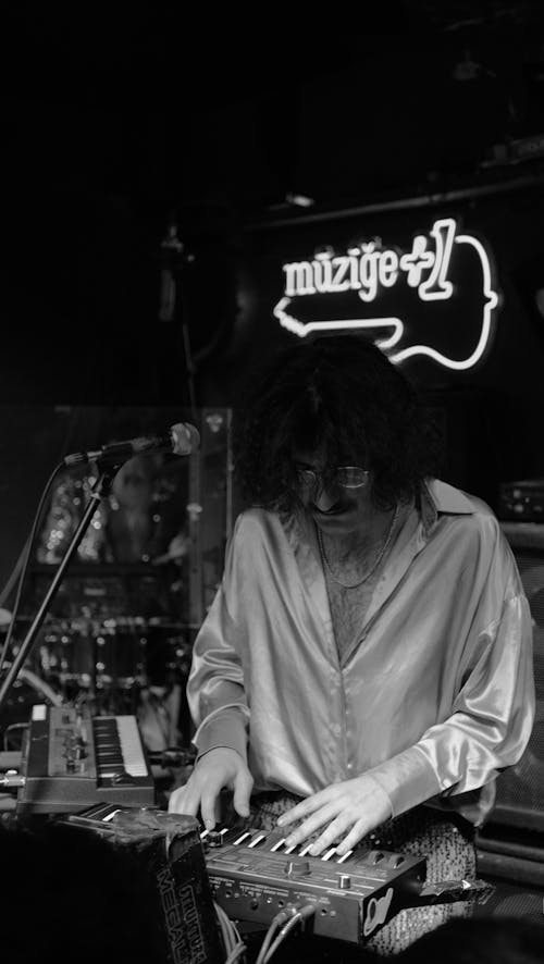 JulieJo202's tweet image. Just realized I always type &quot;sent from my iPhone&quot; at the end of my emails like it&apos;s some sort of status symbol ����‍♂️ #humblebrag #techaddict