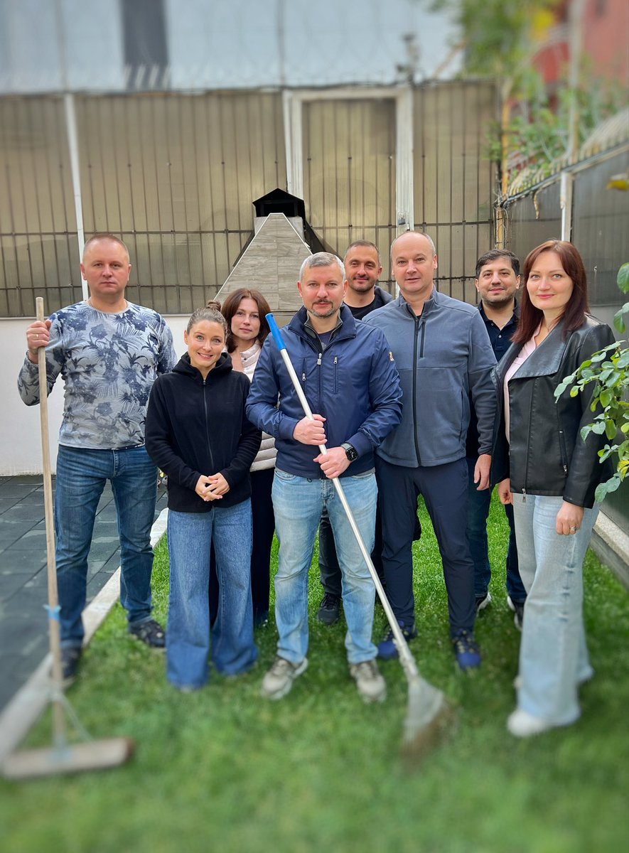 🇧🇾✨ Bugün #Belarus Cumhuriyeti’nin Ankara Büyükelçiliğinde geleneksel bahar temizliği yapıldı! 🧹
Elçilik bahçesi tertemiz hale getirildi 🌿
Şimdi sıra çalışma alanlarında! 💪
Birlikte temiz ve düzenli bir ortam için! ❤️