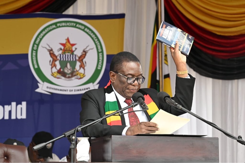 keke_rusambo's tweet image. ✊🏾 Standing Strong, Moving Forward!
Under the leadership of His Excellency President Mnangagwa, Zimbabwe’s victory is certain. 🌍
#ZimSanctionsMustFall #ED2030 #Resolution1