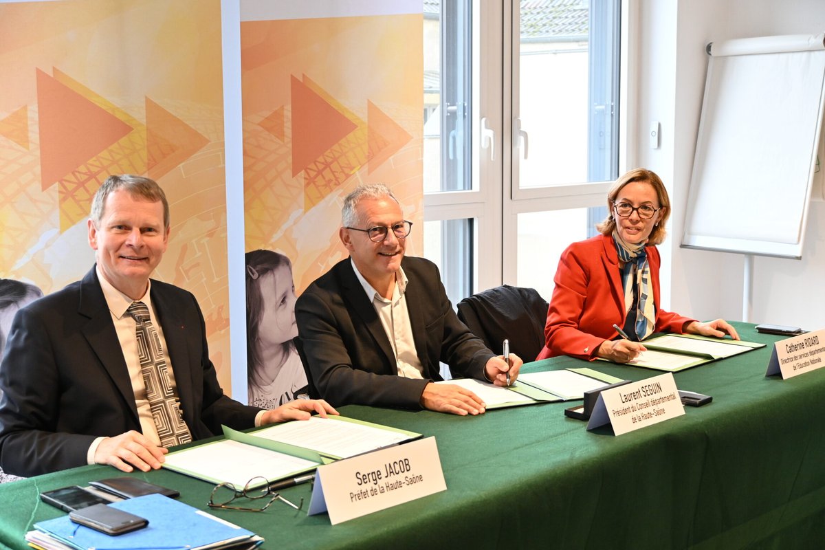 #Signature convention

Objectif : moderniser la scolarisation en zone rurale par la construction et la labellisation de pôles éducatifs

La reconduction de cette convention a été signée, le 22.10, par le préfet, le président du CD, et l'inspectrice d’académie de la Haute-Saône
