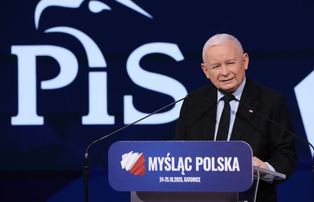 InfoDekoder's tweet image. Mocno upraszczając. Dwie konwencje i dwie całkowicie różne wizje. Wizja demokratycznej integracji (KO) lub autokratycznego izolacjonizmu (PiS). Wizja względnej zgody lub nieustannej kłótni. Wizja Polski otwartej na wyzwania XXI w. albo światopoglądowego ciemnogrodu. UE czy Rosja?