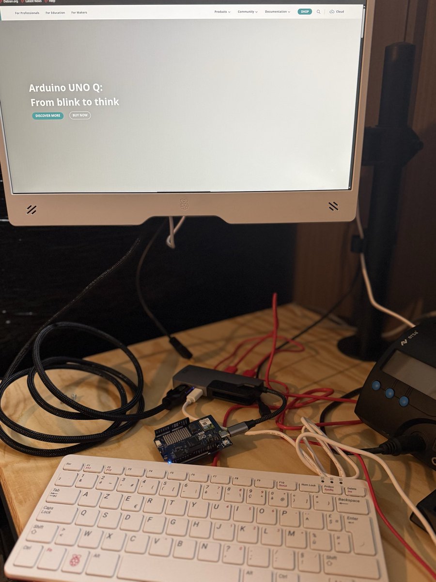 Makermanbe's tweet image. Surfing the arduino website using the arduino uno q. Easy setup and a lot of possibilities… #arduino, #stem, #makers @arduino