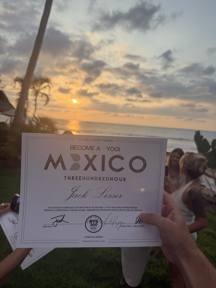 jacklesser_'s tweet image. On today’s edition of you can just do things: 500hr registered yoga teacher ✅ 

Ahooo 🙏 

#Satflow