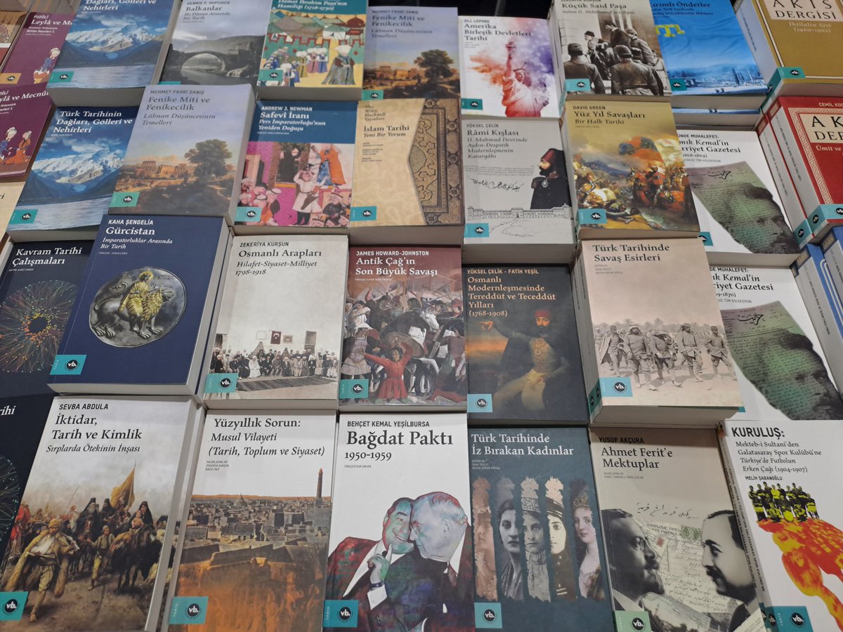 1. Balıkesir Kitap Fuarı. Yarın son günü. Şu bir haftada yapılan reklamların da etkisiyle sanırım geçen haftasonundan çok daha kalabalık. Avlu'yu hatta hiç bu kadar kalabalık görmemiştim.