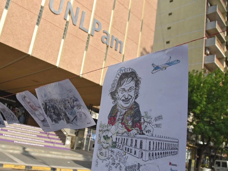 Newstadok's tweet photo. 🚨🟢 EL PRO FRENÓ UNA MUESTRA MILITANTE QUE AGREDÍA LA FIGURA DE MILEI

🔸Fernanda Oddi y Marcelo Guerrero impidieron la inauguración de la muestra “Caricaturas del Desastre” en el Concejo Deliberante de Santa Rosa, que buscaba ridiculizar al presidente Javier Milei.

🔗 https://t.co/Dlz9EKBExR