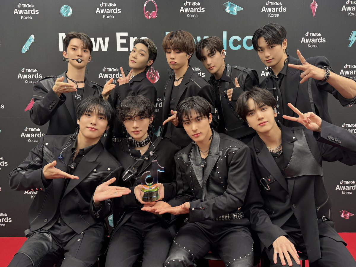[📸] 더보이즈 TikTok Awards Korea 2025 완료🎶 더비의 응원 덕분에 더보이즈가 베스트 퍼포먼스 상을 수상했습니다🏆 항상 응원해 주는 더비 모두 고마워요🫶🏻 베스트 퍼포먼스 상 이름에 걸맞게 언제나 멋진 무대 보여 드릴게요😎

#THEBOYZ #더보이즈