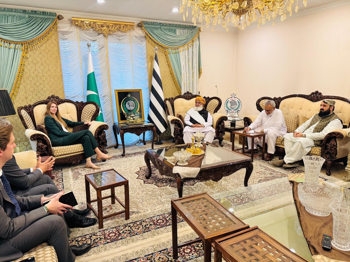 اسلام آباد:
پاکستان میں برطانیہ کی سفیر جین میریٹ کی اسلام آباد میں جے یو آئی سربراہ مولانا فضل الرحمان سے ملاقات  

پاکستان اور خطے کی سیاسی و سیکورٹی صورتحال پر بات چیت

ملاقات میں باہمی دلچسپی کے امور سمیت خطے میں سیکورٹی کی صورتحال پر بات چیت   

 <a href="/MoulanaOfficial/">Maulana Fazl-ur-Rehman</a>