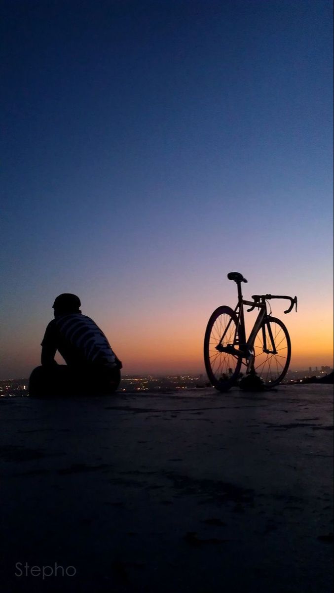 کتنی سکون بھری ہوتے
ہے رات
خاموشی
اندھیرا
سکوت
آرام 
کتنے تلخ ہیں
دن
جھوٹ
منافقت
غداری
مکاری
تھکن
دل آزاری
#قومى_زبان