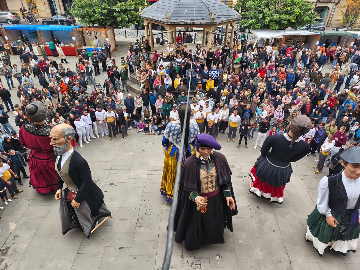 XabierAlkuaz's tweet photo. Ha estat un plaer tenir-vos entre nosaltres gents de @AjMolinsdeRei 

Plazerra izan da gure artean izatea, Tafalla eta Molins de Reieko arteko laguntasuna sustatzen jarraituko dugu. https://t.co/pmMjbo6NPa