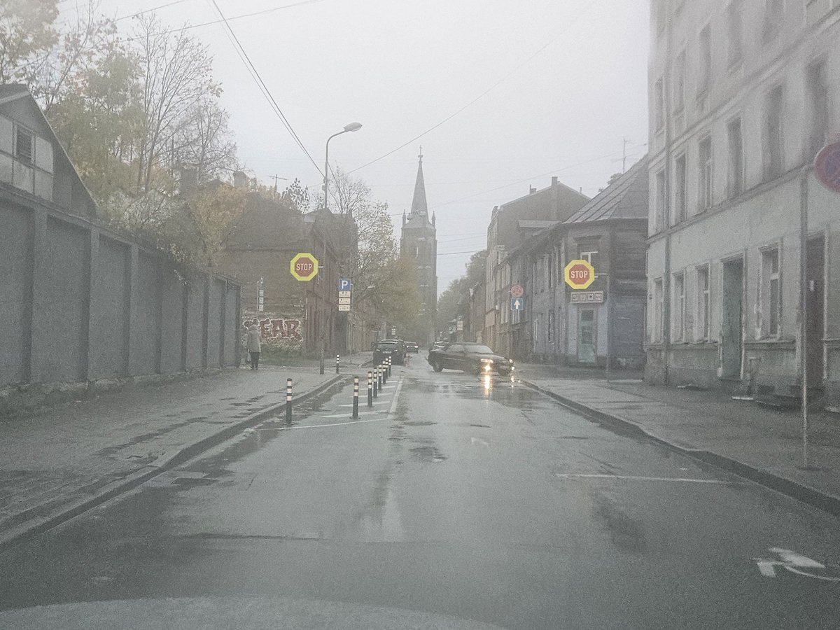 Artilērijas ielā pie Krāsotāju ielas brauktuve beidzot ir sašaurināta.

(Šajā bildē var redzēt arī nelegālo imigrantu, kas ar nelegālo mopēdu mauc pret spalvu pa ietvi. Uj, kļūdos, bija tālu. Mūsējais, ar auto, pa brauktuvi. Tad neko.)