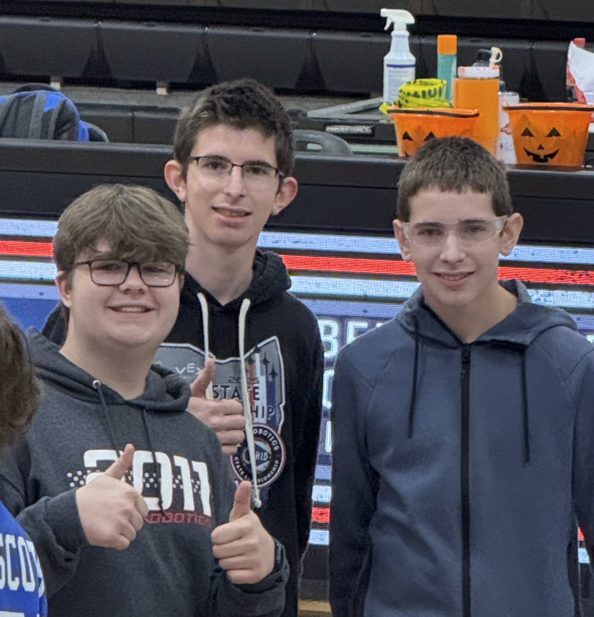 BBHHSRobotics's tweet image. 2011B dominates in their first match 98-6 @_BBHHS