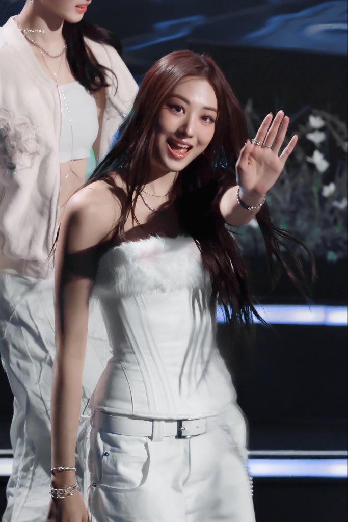 Gawenny427's tweet image. 251025

#MEOVV   #미야오   #GAWON #가원