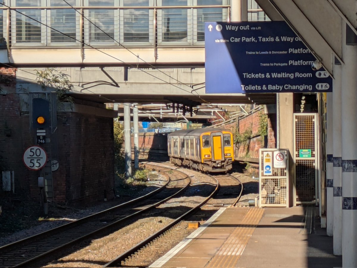 SteelCityDog_'s tweet image. 150201 arrives into Rotherham Central on a service back to the Steel City.

@northernassist #Class150 #SprinterSaturday #UnitPhotter