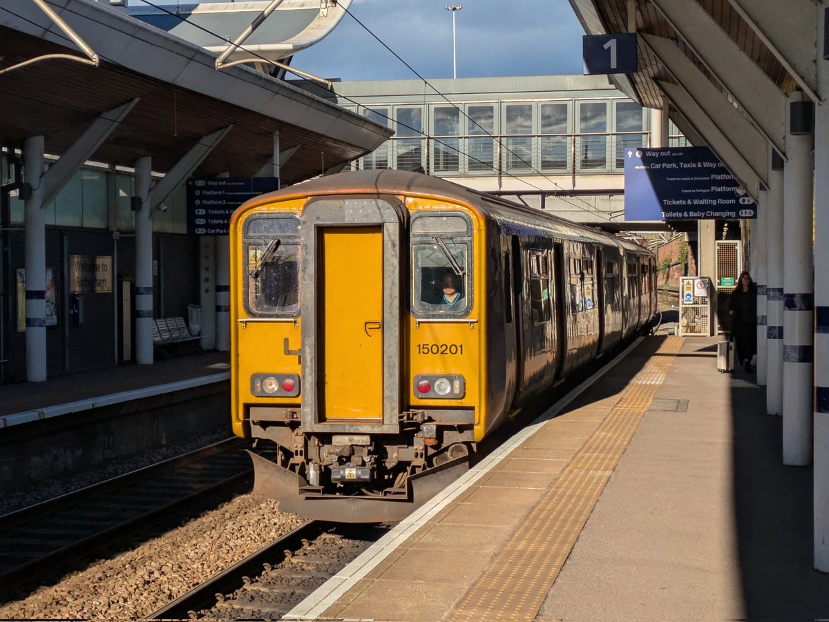 SteelCityDog_'s tweet image. 150201 arrives into Rotherham Central on a service back to the Steel City.

@northernassist #Class150 #SprinterSaturday #UnitPhotter