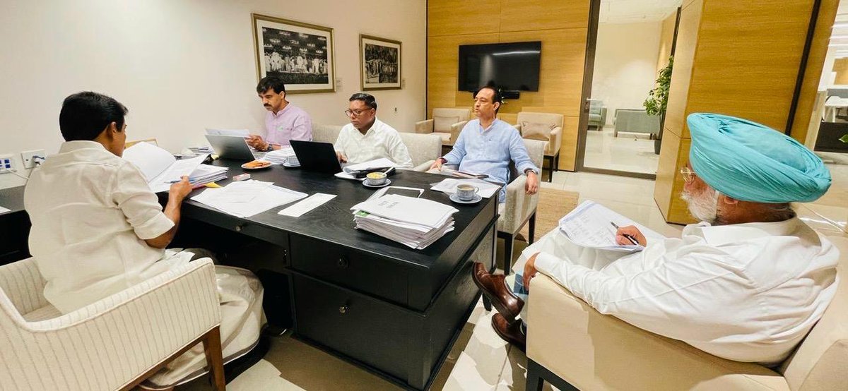 संगठन सृजन अभियान के तहत राजस्थान प्रदेश की जिला कांग्रेस समितियों की समीक्षा बैठक में शामिल हुआ।
बैठक में संगठन प्रभारी महासचिव श्री <a href="/kcvenugopalmp/">K C Venugopal</a> जी, कांग्रेस महासचिव एवं राजस्थान प्रभारी श्री <a href="/Sukhjinder_INC/">Sukhjinder Singh Randhawa</a> जी, श्री <a href="/s_kanth/">Sasikanth Senthil</a> जी और श्री <a href="/VamsiChandReddy/">Vamshi Chand Reddy వంశీచంద్ రెడ్డి वंशी चंद रेड्डी</a> जी के साथ संगठन की