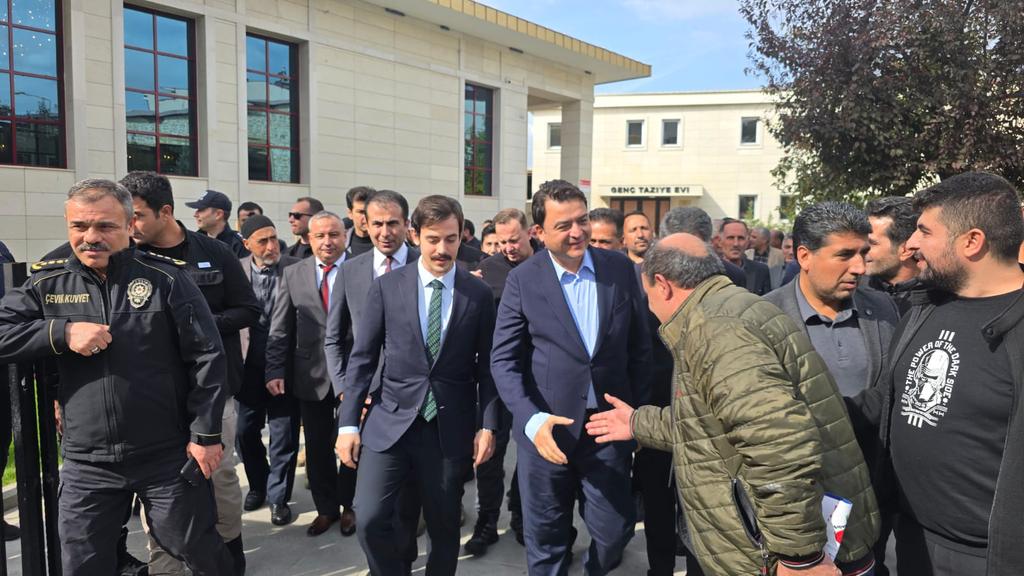 EFSANE KAYMAKAM GERİ DÖNDÜ

Bazı isimler vardır, bir ilçenin kalbine kazanır. Genç ilçesi için o isim hiç kuşkusuz Abdullah Köklü’dür. Görev yaptığı üç yıl boyunca ilçenin çehresini değiştiren, gönüllere dokunan, halkın derdiyle dertlenen o devlet adamı bugün Tokat Valisi olarak