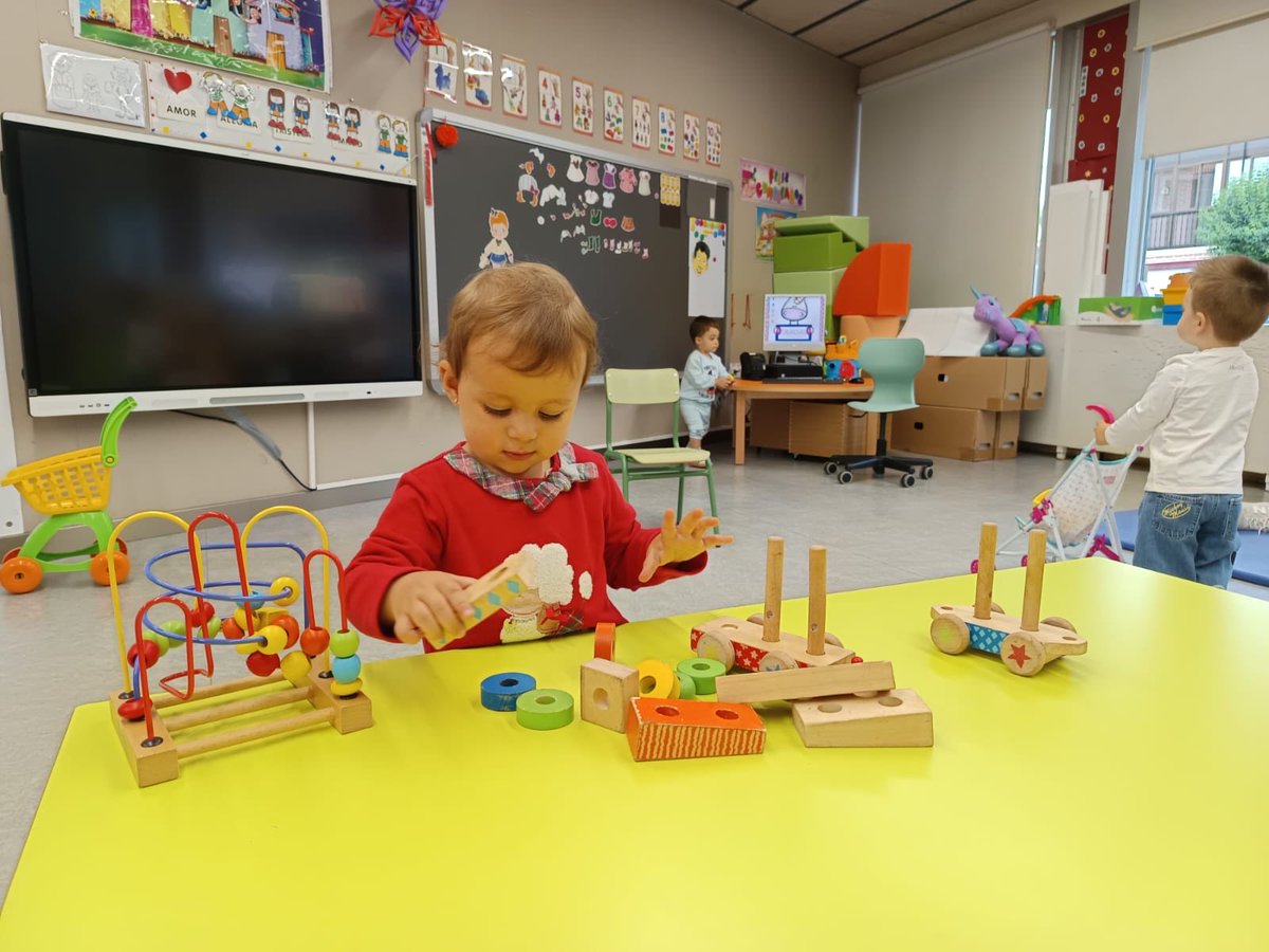 CEIPELVIRA's tweet image. Primeros juegos en el aula de 2 años, Los Unicornios. #yosoydelelvira #megustamicole #puedescontarconmigo