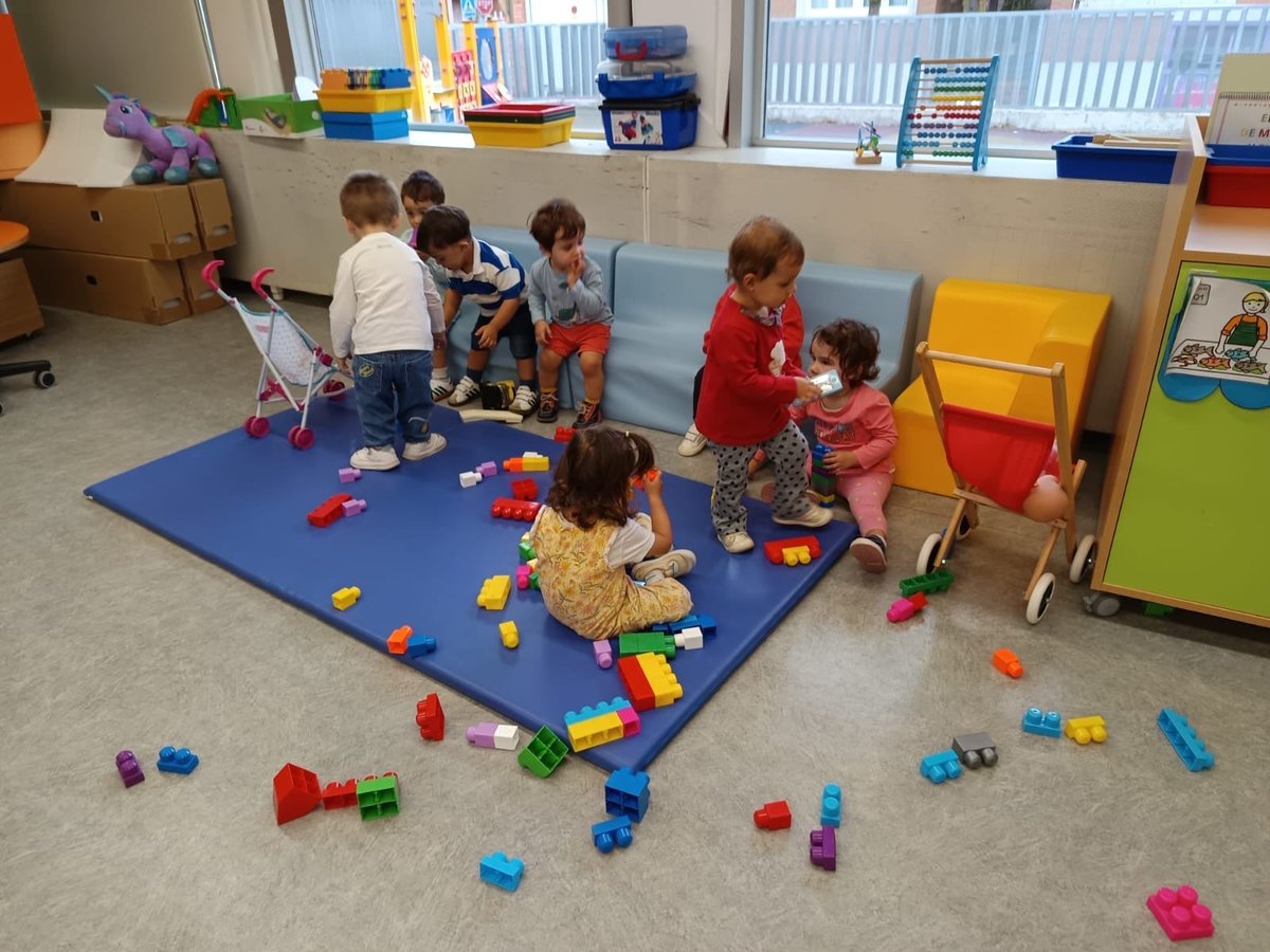 CEIPELVIRA's tweet image. Primeros juegos en el aula de 2 años, Los Unicornios. #yosoydelelvira #megustamicole #puedescontarconmigo