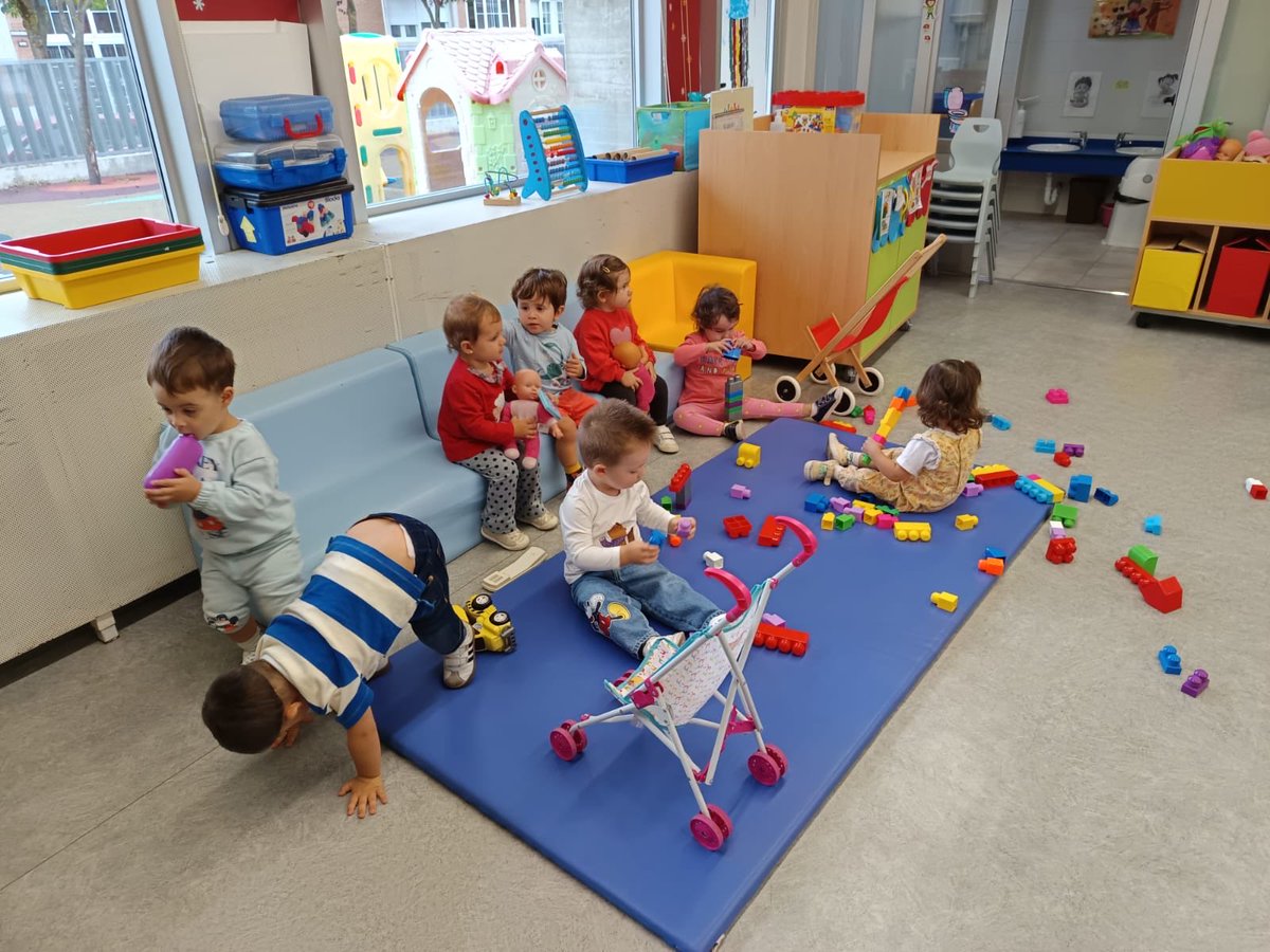 CEIPELVIRA's tweet image. Primeros juegos en el aula de 2 años, Los Unicornios. #yosoydelelvira #megustamicole #puedescontarconmigo