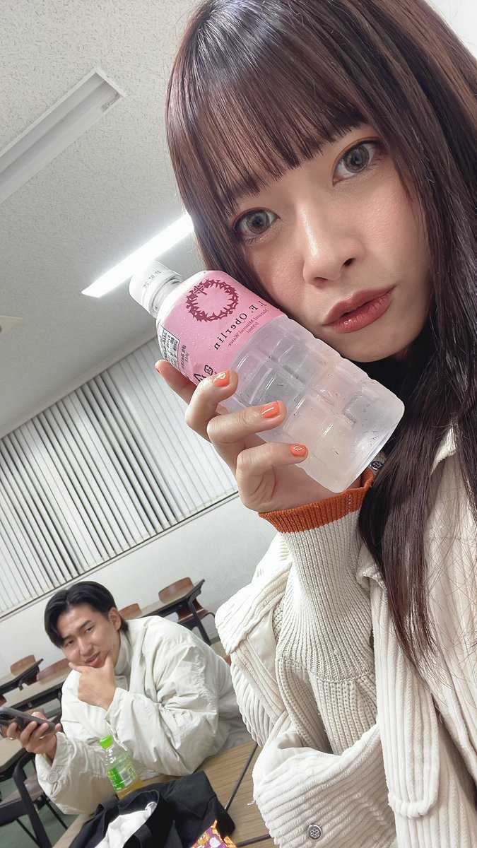 桜美林大学学園祭ありがとうございました🙌🏻🤗寒い中見てくださってありがとうございます✨

一緒にコラボステージをやってくれた桜唄の「そこの信号右で」さんもありがとうございました❣️

控室入ったら😍
お水が桜美林大学の水だったよ！と思って、自撮りしてたら後ろから視線が、、、。

<a href="/sokomigi_/">そこの信号右で</a>