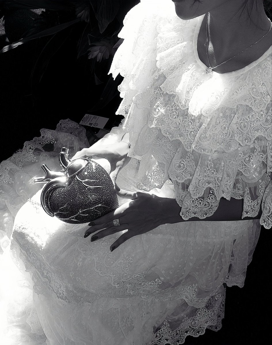 YOUFORISM's tweet image. Las Dos Fridas, 1939.