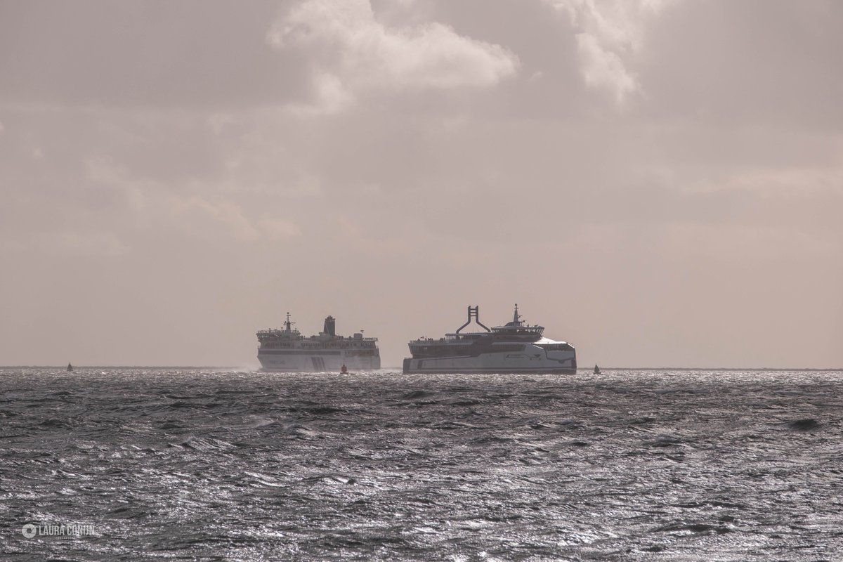 Gisteren had <a href="/rederijdoeksen/">Rederij Doeksen</a> de dienstregeling van en naar #Terschelling aangepast vanwege de hoge waterstand. Ook waaide het nog flink, wat ook zorgde voor een woeste #Waddenzee. Hier een paar foto’s van de Friesland onderweg naar Harlingen. 🌊💨#storm #hoogwater