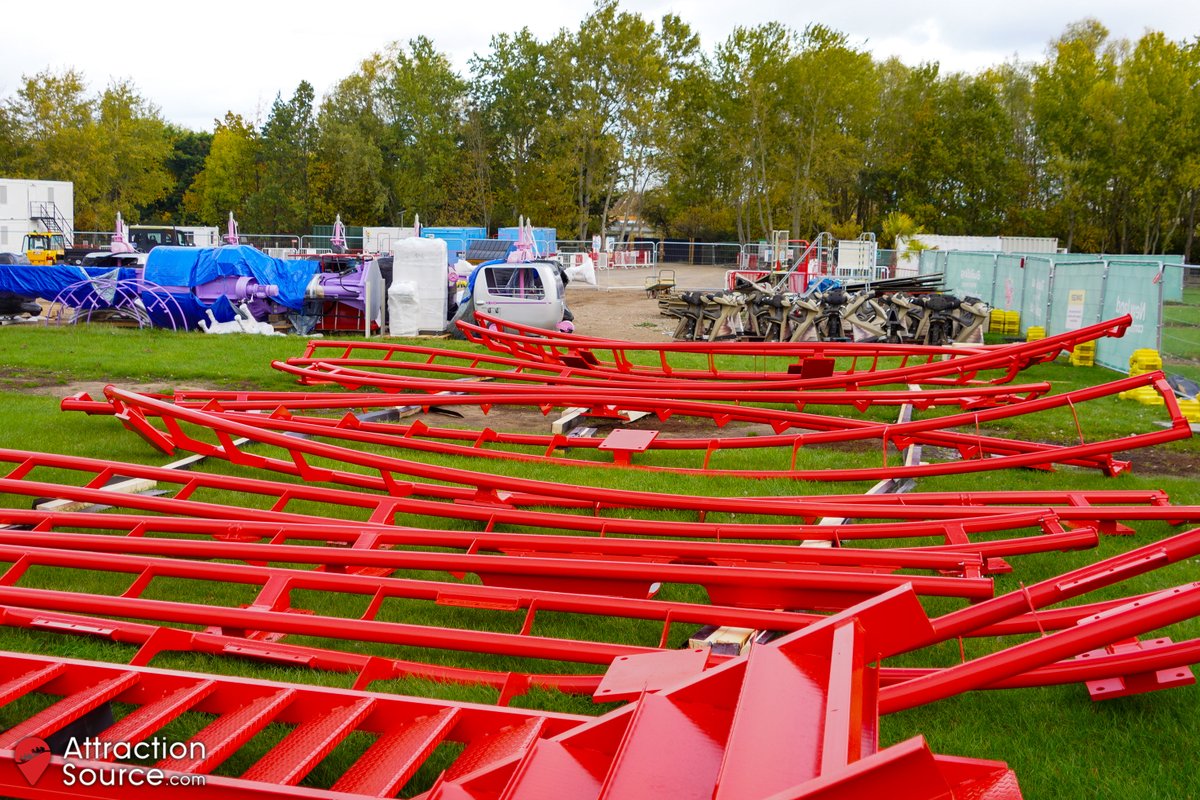 Got to love a fresh delivery! What appears to be bright red Zierer track has now been delivered to the staging area at Chessington. Over on the construction site, framework for the rollercoaster entrance structure has been installed. Full update: 👉 attractionsource.com/future-develop…