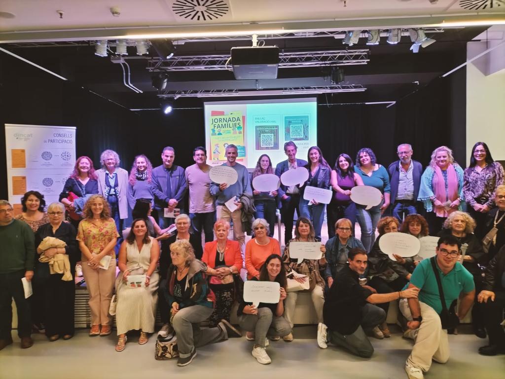 👫Plena inclusión España ha  intervenido en la Jornada de Familias de Dincat.
🙋‍♀️ En el taller que ha dinamizado Beatriz Vega, responsable de familias de la Confederación, se ha demandado mejorar la información y la comunicación que reciben para aumentar su participación.